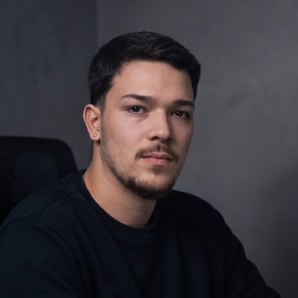 Bruno, da BK Devs, sentado à mesa com o notebook